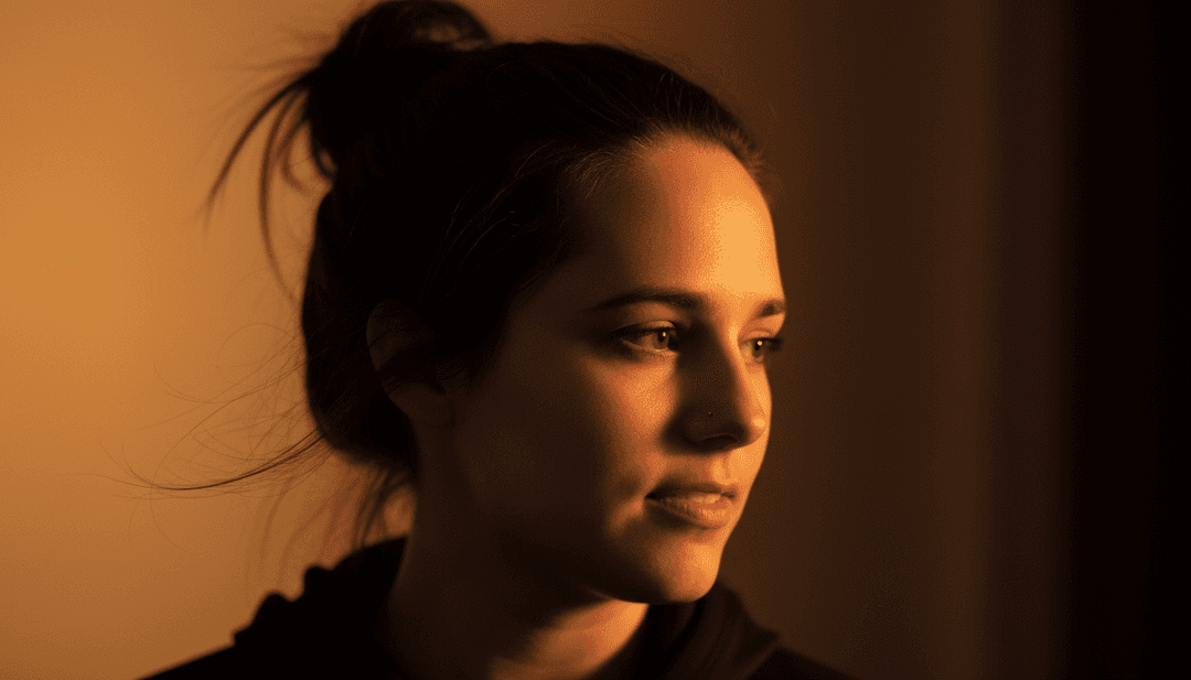 Un fotograma final pulido de un video musical para una canción de salsa, mostrando visuales de alta calidad generados por IA y superposiciones de texto opcionales para las letras.