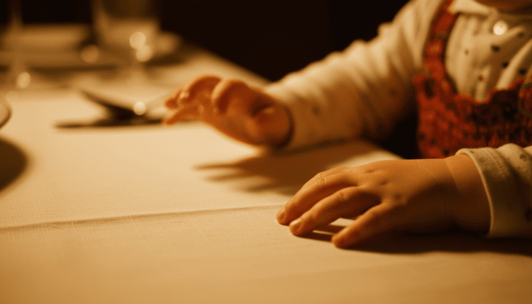 AI가 Robert Kerschbaumer의 노래를 위해 생성한, 매혹적인 겨울 풍경과 어우러진 애니메이션 금관악기 및 어쿠스틱 기타를 묘사하는 장면.