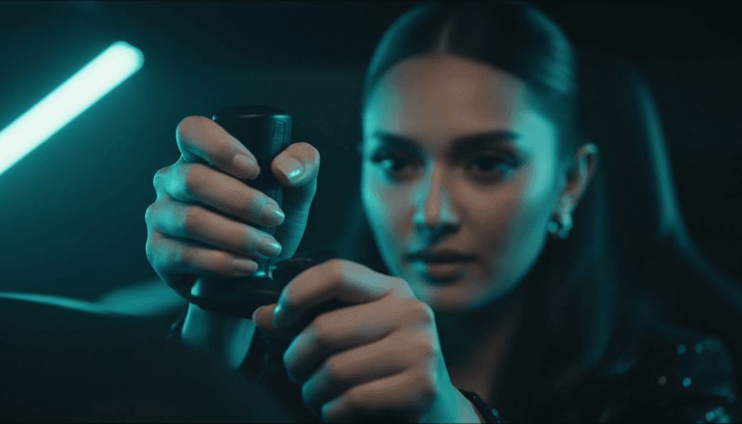 Visuais dinâmicos de vidro estilhaçado, sombras intensas e cortes rápidos sincronizados com uma poderosa música de hard rock.