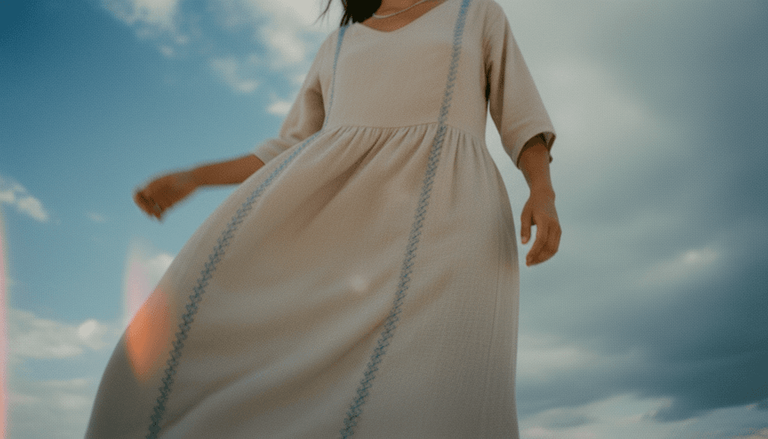 La mano de un usuario interactuando con una interfaz holográfica, creando un video musical, con el logo de freebeat.ai prominentemente mostrado.