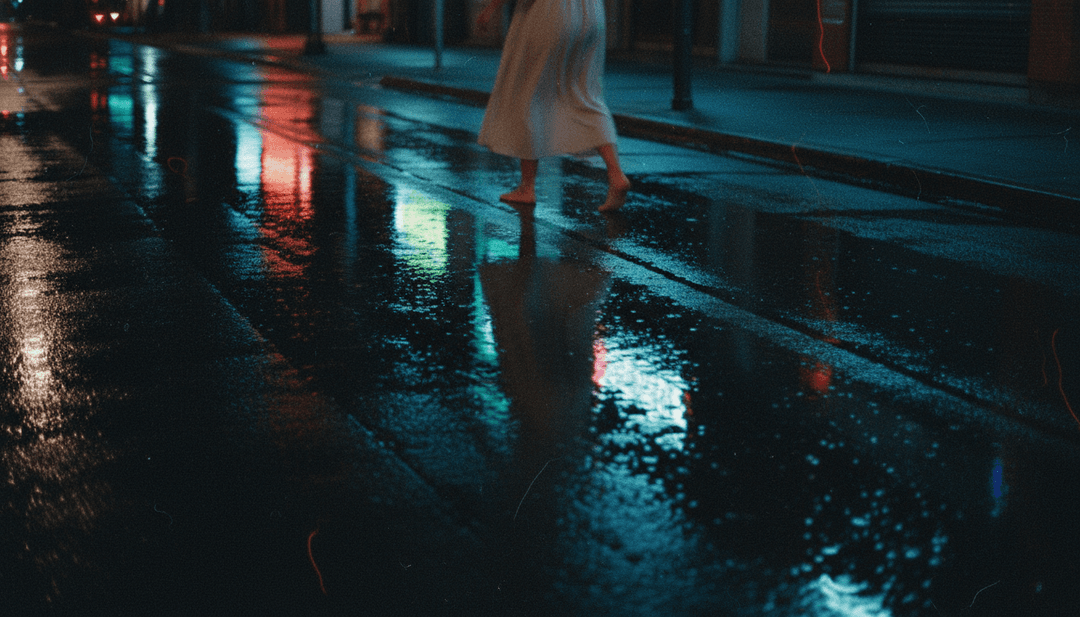 Sequência visual dinâmica mostrando uma batida de hip-hop se transformando em paisagens urbanas e ondas eletrônicas virando paisagens urbanas futuristas.