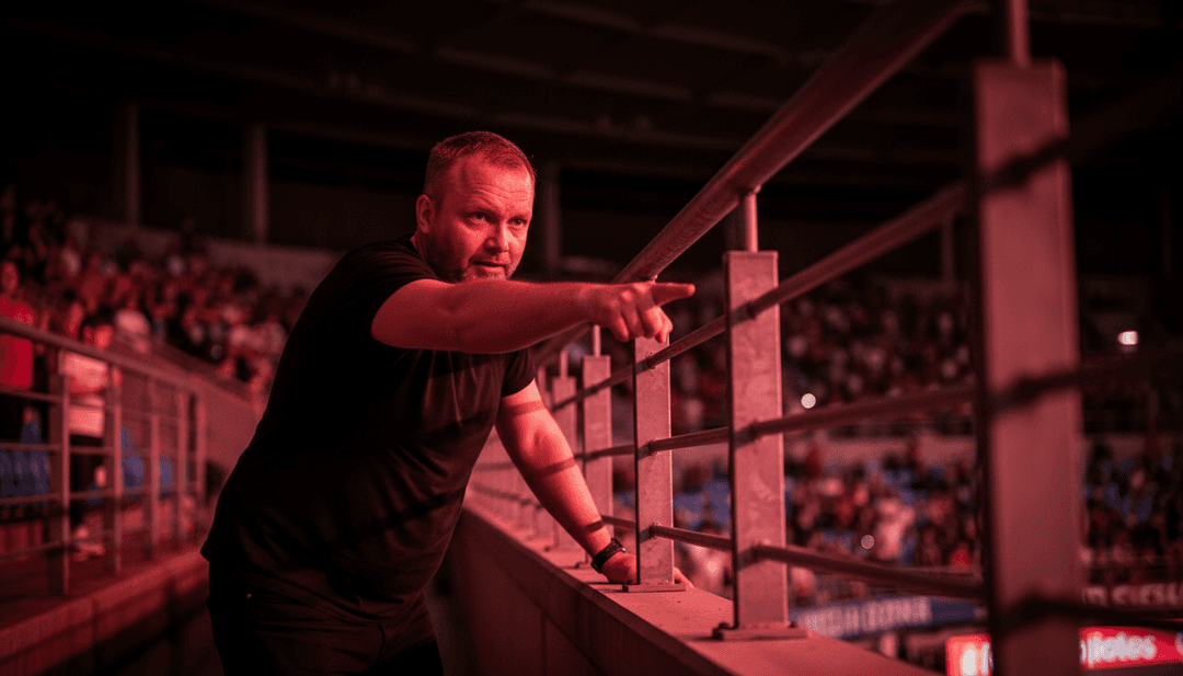 Séquence animée de particules numériques se transformant en éléments visuels complexes, se synchronisant parfaitement avec une ligne de basse pulsante et un riff de guitare entraînant.