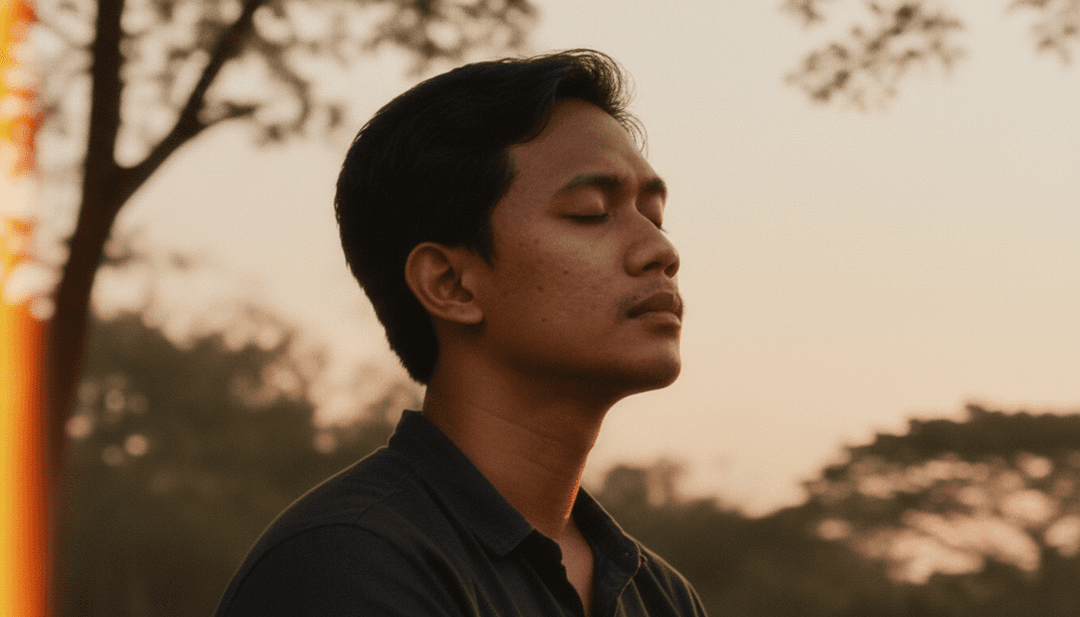 IA analisando Rinduku.mp3 de dank_hiday59, identificando melodias pop acústicas e letras indonésias para conceitos visuais.