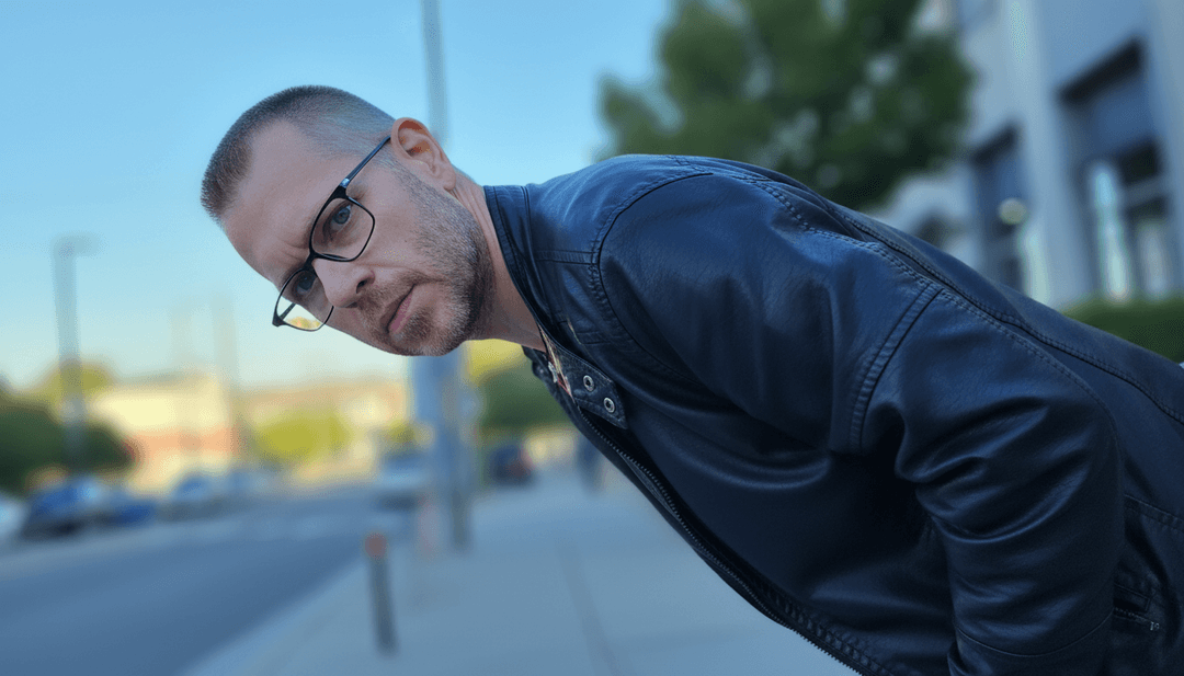 Um grupo diverso de criadores de conteúdo usando freebeat.ai em vários dispositivos, sorrindo e interagindo com seus videoclipes gerados personalizados.