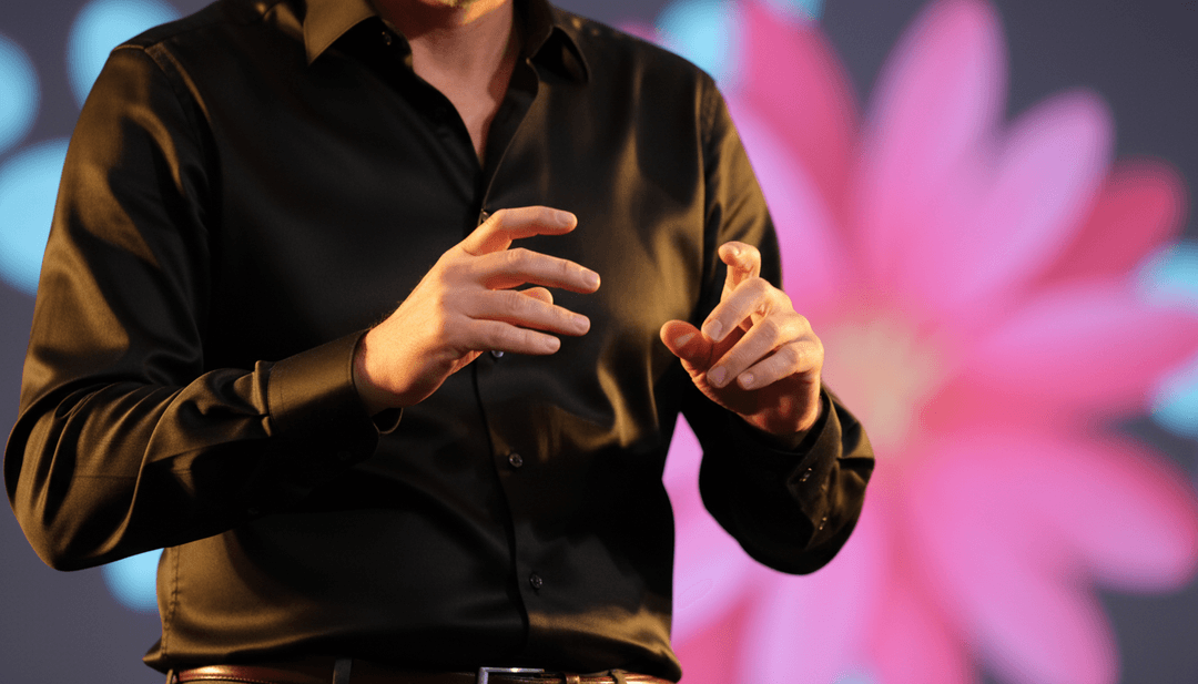 一只手拿着智能手机,屏幕上显示着令人惊叹的 AI 生成音乐视频,freebeat.ai 标志突出,象征着用户创作。