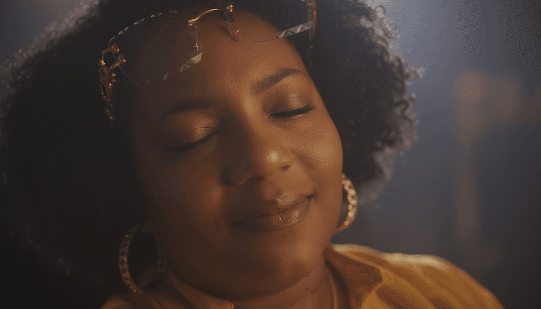 来自《Spin Again (DeadAss I Would)》AI音乐视频的令人惊叹、专业精修的最终画面,展示了freebeat.ai的高质量输出以及创建顶级5音乐视频生成器体验的潜力。