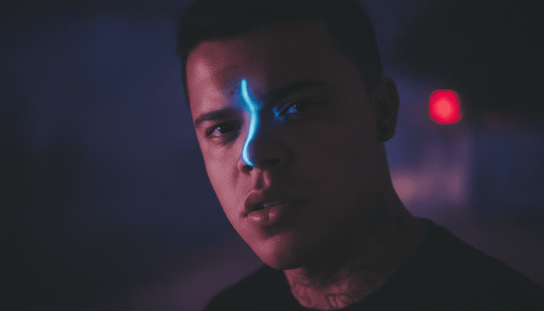 एक AI सिस्टम MC JR के 'Guerra no estado' की जटिल ध्वनि तरंगों और मार्मिक संगीत गीतों का विश्लेषण कर रहा है, ब्राज़ीलियाई हिप-हॉप विषयों को वैचारिक दृश्य विचारों में अनुवादित कर रहा है।