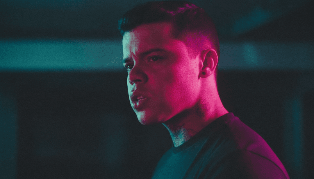 एक उपयोगकर्ता आत्मविश्वास से freebeat.ai प्लेटफॉर्म पर नेविगेट कर रहा है, AI द्वारा सशक्त होकर अपने स्वयं के MP3 या WAV ट्रैक के लिए पेशेवर-गुणवत्ता वाला संगीत वीडियो या संगीत कवर बना रहा है।