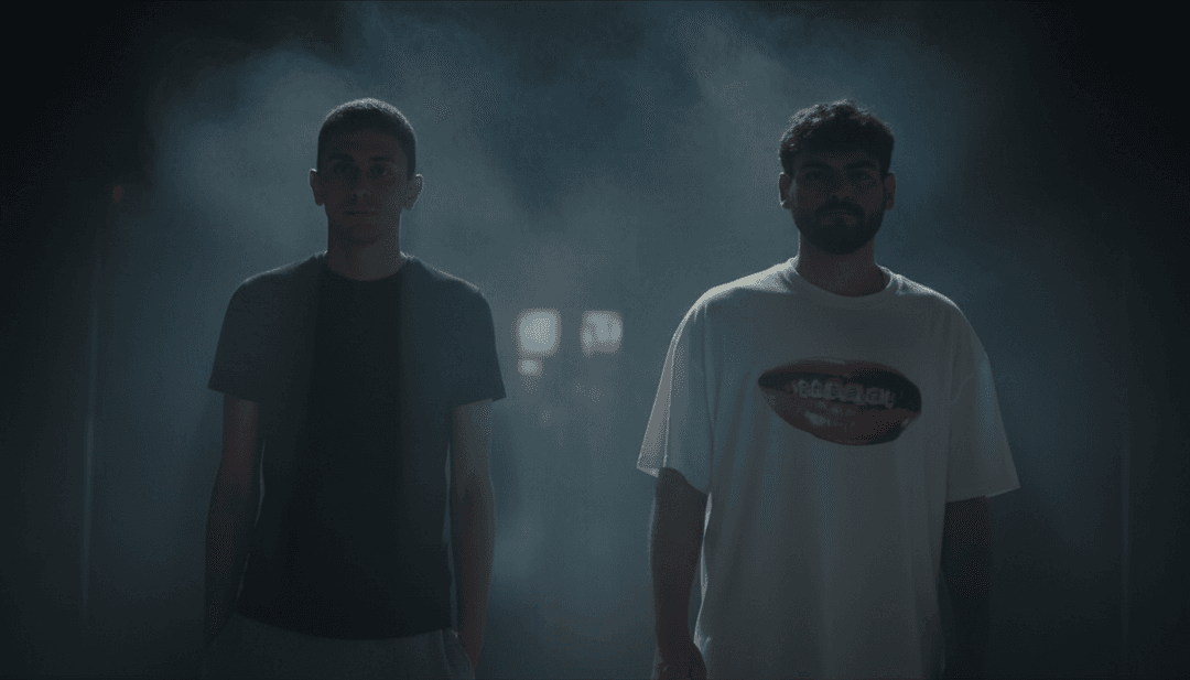 IA analisando ondas sonoras e formas de onda de uma faixa de hip-hop, exibindo padrões rítmicos e análise espectral, com um fundo urbano estilizado.