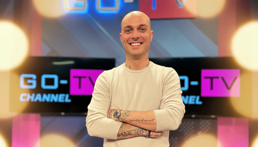 Des visuels dynamiques de neige animée, de lumières scintillantes et de foules joyeuses synchronisés aux rythmes de GOTVNATALE.mp3, créés par un générateur de clips musicaux IA.