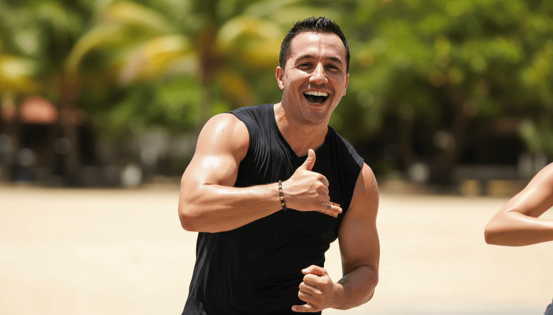 밝은 색상, 축제 분위기의 군중, 그리고 매끄러운 MP3에서 MP4로의 변환을 특징으로 하는 'El Rey'의 역동적인 애니메이션 장면.