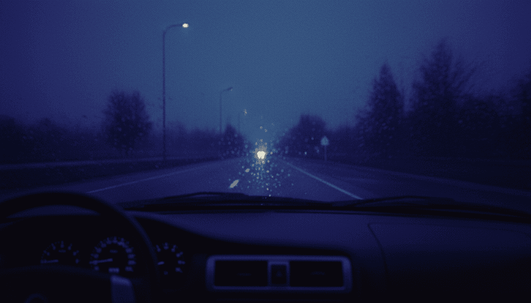 Cenas dinâmicas mostrando uma mistura de vida noturna urbana e momentos íntimos refletindo o clima de Ride