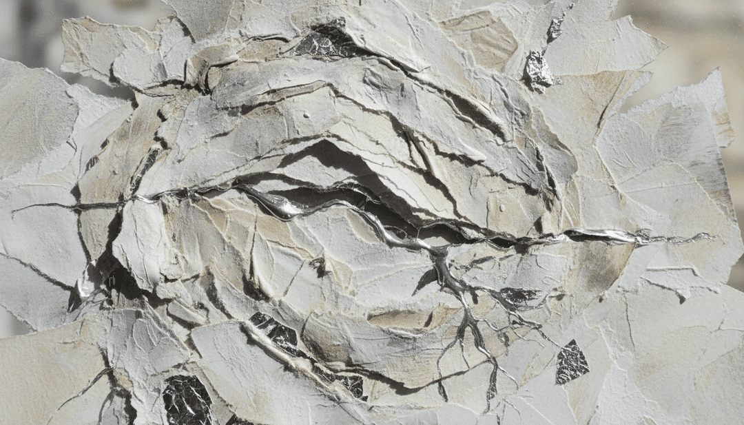 감정적 고뇌와 성장을 상징하는 빛과 그림자의 역동적 장면