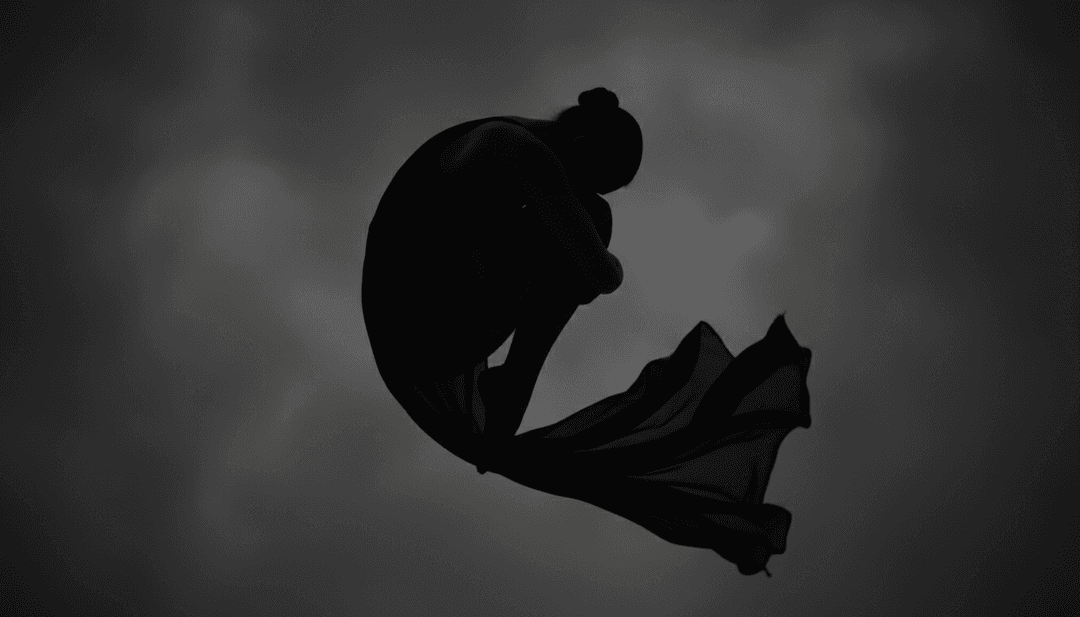 Scene visive di un bacio su un divano poco illuminato e luce brillante che rappresenta il calore emotivo