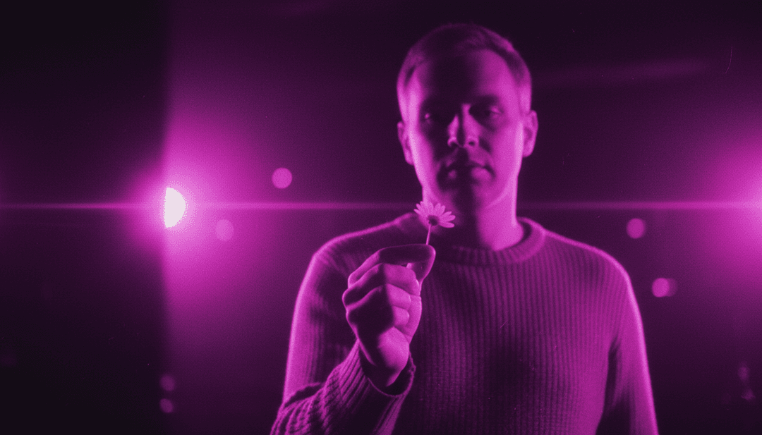 生動場景展現花瓣飄落與受 DAISIES 歌詞啟發的親密時刻