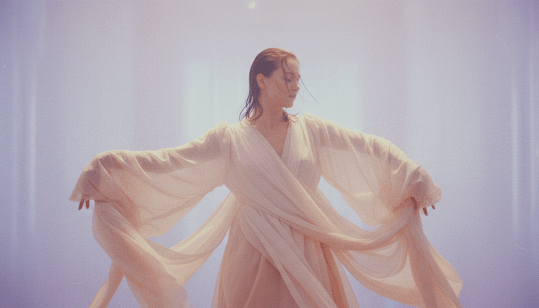 इलेक्ट्रॉनिक बीट्स के साथ सिंक्रनाइज़्ड फीके पड़ते हुए प्रकाश और घूमते रंगों के गतिशील दृश्य