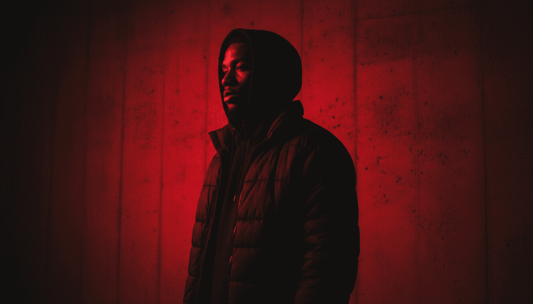 'Hit A Nerve'의 본질을 반영하는 강렬한 도시 분위기를 묘사한 추상 디지털 아트.