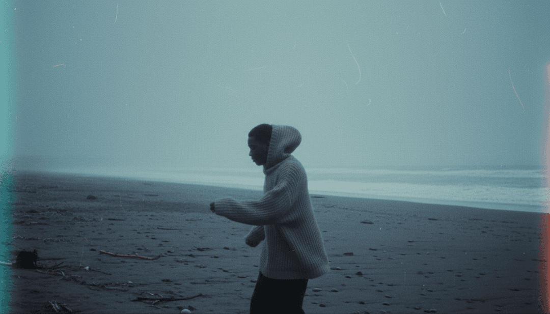 Normal Today by Hannah Jadagu के ड्रीमि इंडी पॉप मूड को दर्शाते अमूर्त दृश्य