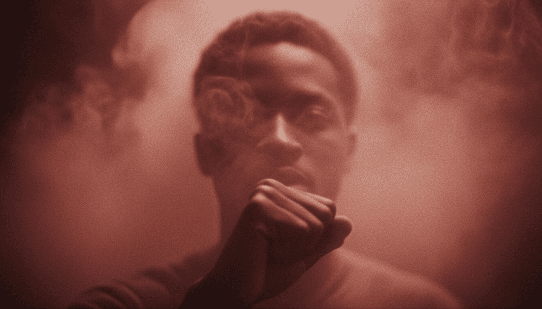 गाने के बोलों से प्रेरित शहरी परिदृश्य और आतिशबाजी के गतिशील दृश्य