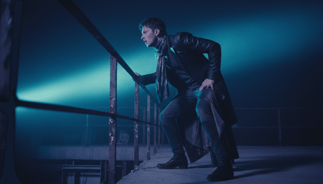 使用者與 freebeat.ai 介面互動，創作自訂音樂影片