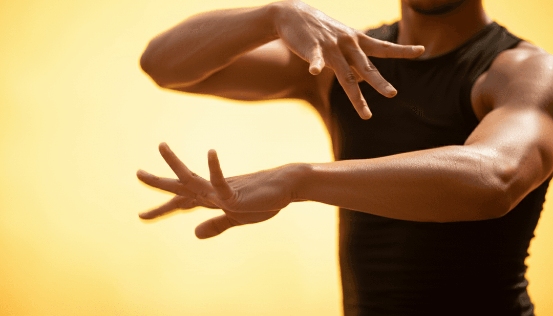 댄스 비트와 전자 음악 에너지를 반영한 다채로운 애니메이션 장면