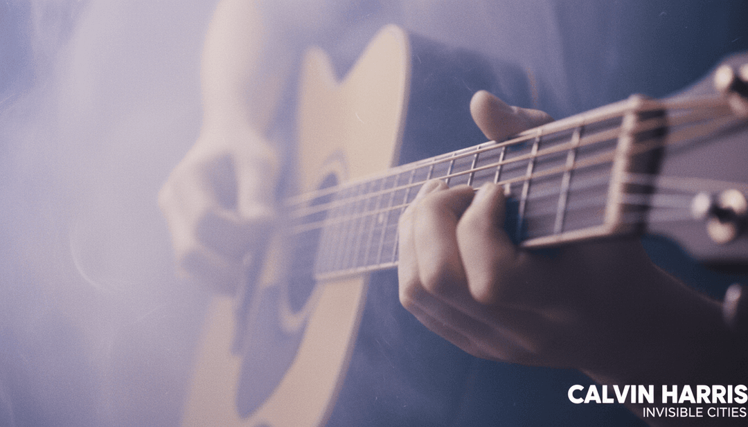 संगीत के साथ तालमेल बिठाते नीयन-प्रकाशित शहर के जीवंत दृश्य और लयात्मक प्रकाश की धड़कनें