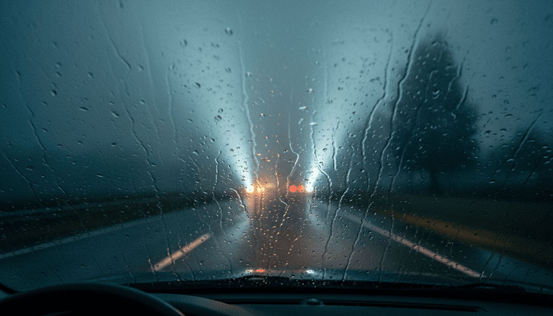 AI द्वारा प्रस्तुत सफेद पोशाक में लड़की और बोर्डवॉक पर कैफीन के गतिशील दृश्य