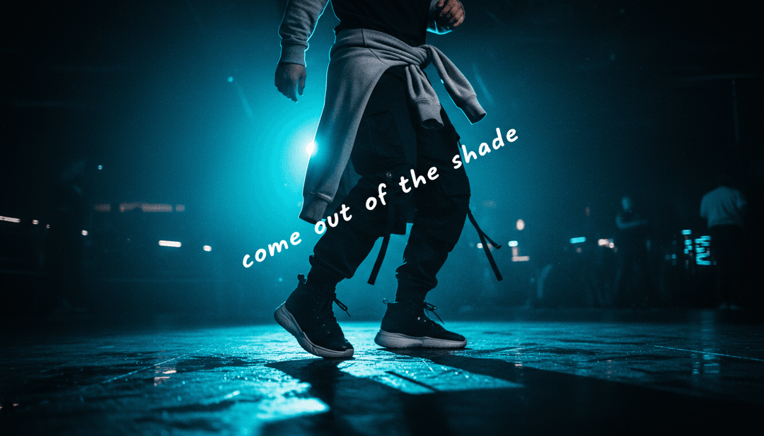 एक जीवंत डांस फ्लोर जहाँ संगीत की बीट्स के साथ नीयन लाइट्स तालमेल बिठा रही हैं।