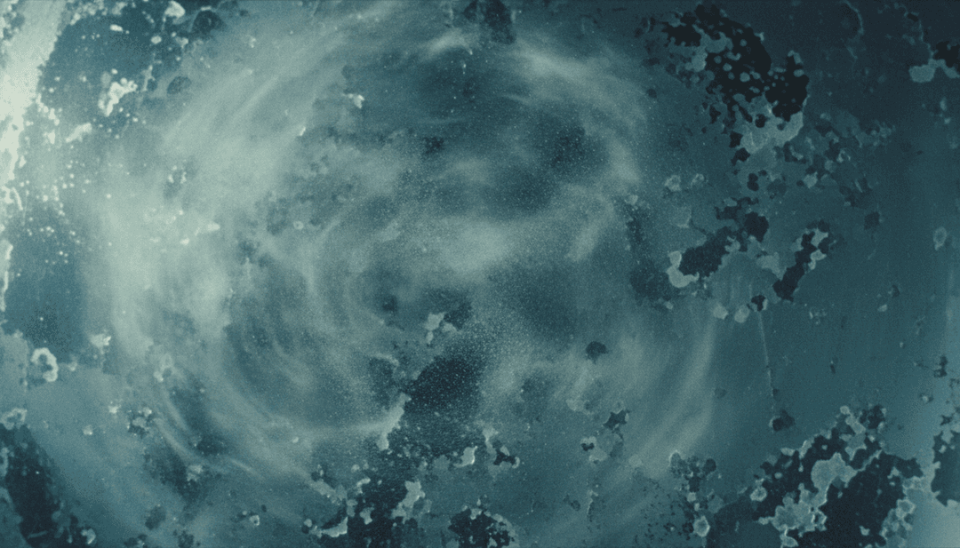 Imágenes animadas dinámicas que representan un flujo continuo de luz y energía, simbolizando el flujo y la evolución del video musical generado para una pista instrumental de tech house.