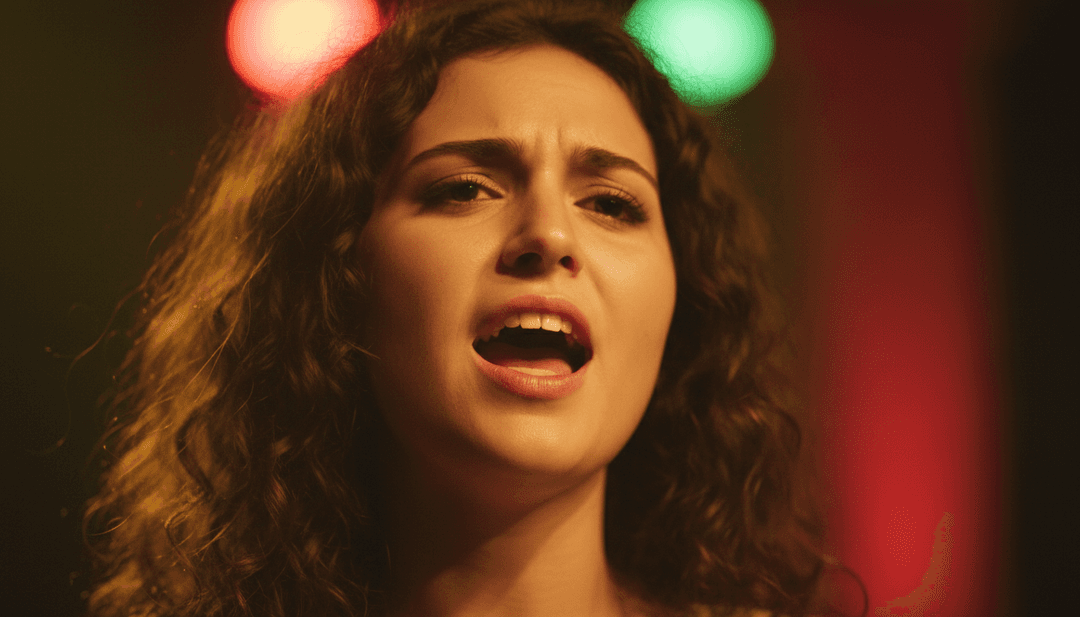 Usuário interagindo alegremente com a plataforma freebeat.ai, criando um videoclipe personalizado para uma música de rumba, com controle criativo sobre elementos visuais e efeitos.