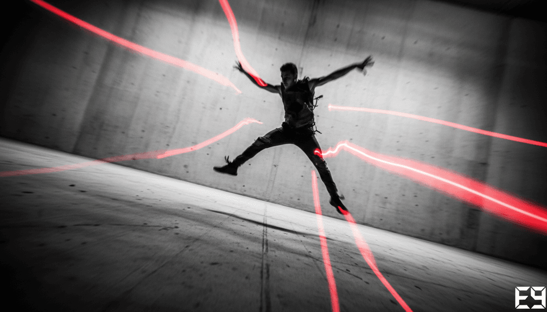 Un grupo diverso de personas interactuando alegremente dentro de un video musical generado por **freebeat.ai**, representando la capacidad del usuario para crear sus propias experiencias visuales únicas para cualquier canción.