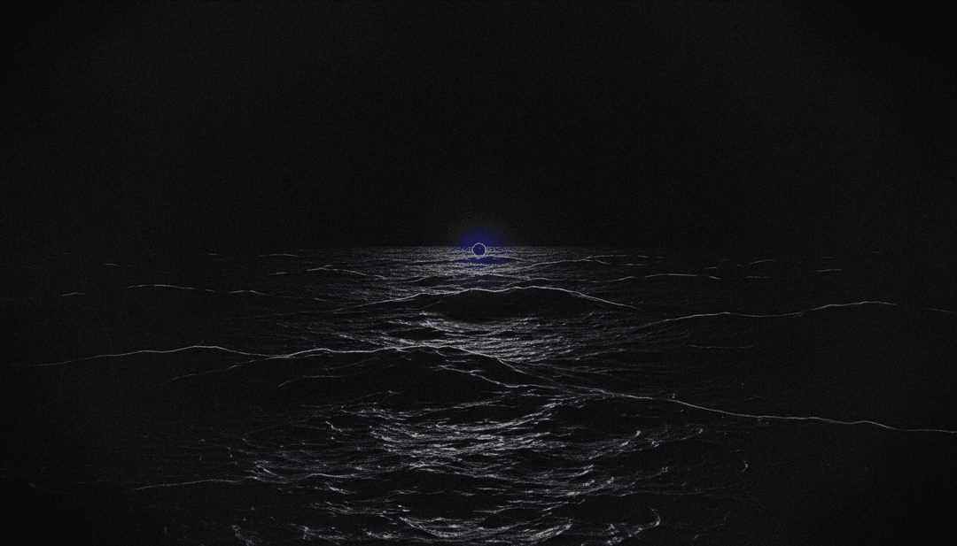 KI interpretiert die emotionale Tiefe von Amália Rodrigues' Fado-Musik 'Barco Negro', visualisiert als Wellen, die auf ein dunkles Boot unter mondbeschienenem Himmel treffen, und fängt die Essenz von Sehnsucht und Meer ein.