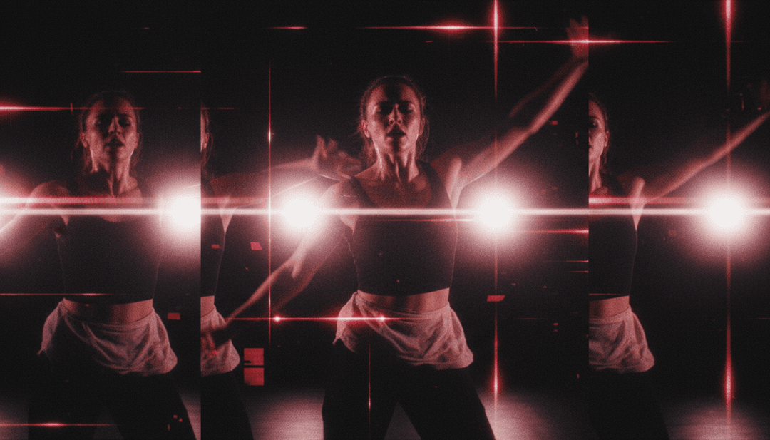 AI 根据 'Fou de Toi' (Remastered) 的舞曲流行节拍生成的霓虹灯城市中一对情侣跳舞的动态视觉效果。