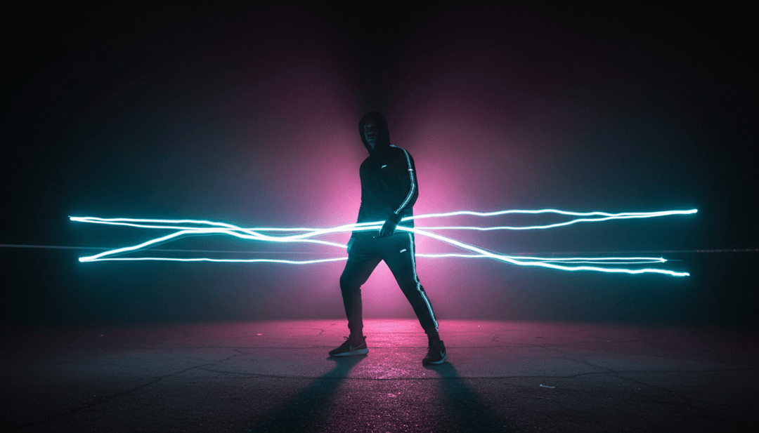 Una secuencia visual que muestra intrincados efectos de ecualizador gráfico sincronizándose con la silueta de un rapero contra un paisaje urbano de neón, generado por IA para 'voicepunch.mp3'.