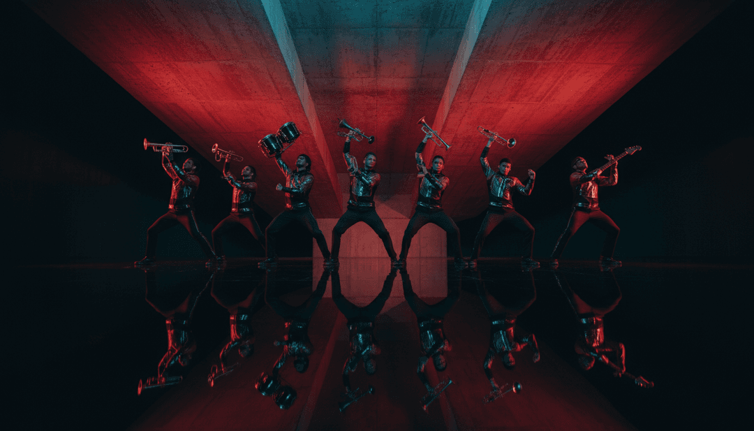 屏幕上播放着《Novio No》的完整音乐视频，展示了从城市环境到情感时刻的各种场景，并叠加了来自歌曲歌词的动态文本，展示了 freebeat.ai 的强大功能。