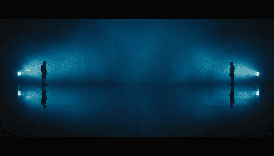 Ein geteilter Bildschirm, der ein Studiomikrofon zeigt, das Rap-Vocals aufnimmt, sich in dynamische Straßenszenen, abstrakte visuelle Effekte und synchronisierte Texte verwandelt.