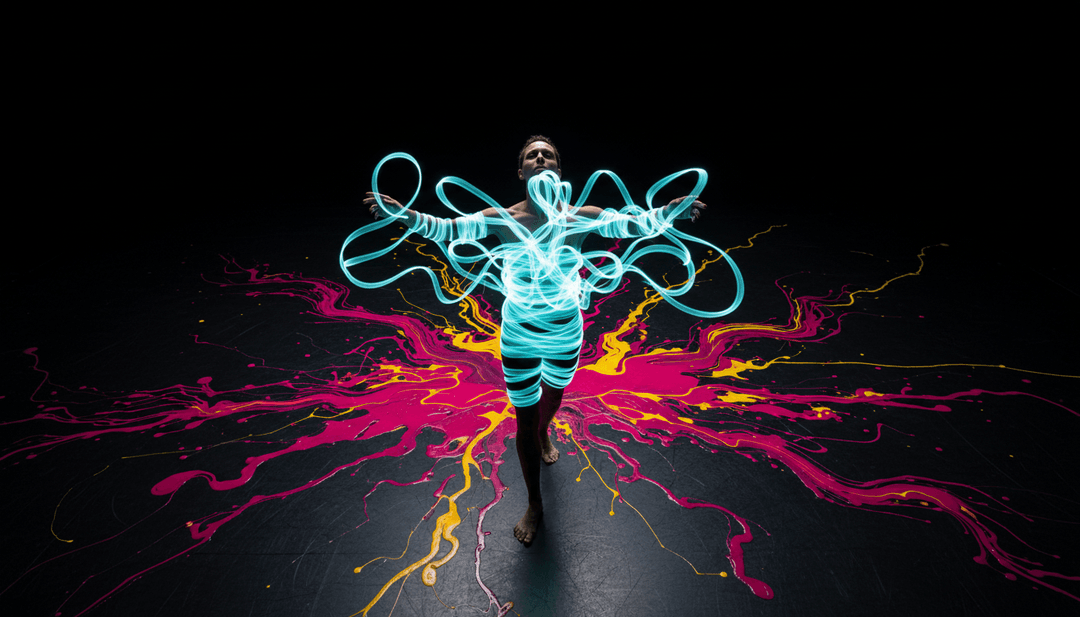 迪斯科球破碎成光的动态视觉效果,与音乐高潮和充满活力的舞者同步,创造出生动的音乐视频。