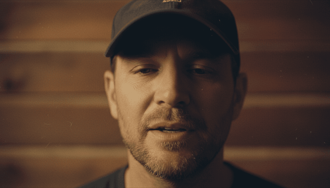 用户在平板电脑上高兴地查看为《I Got Better》完成的AI生成音乐视频，展示了多样化的视觉风格和免费字幕。