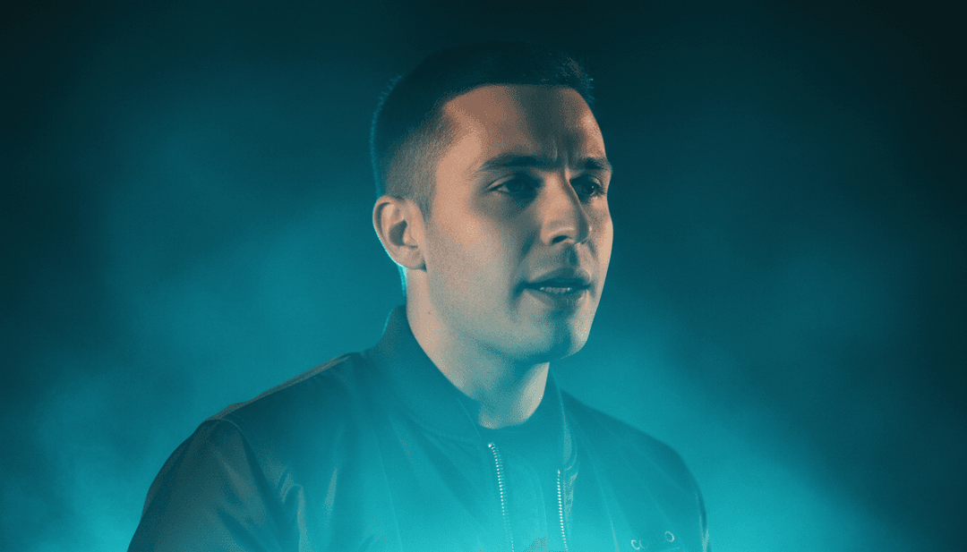 'Blaues Licht'의 핵심 분위기와 힙합 리듬을 이해하기 위해 파형 및 스펙트럼 데이터를 분석하는 AI.