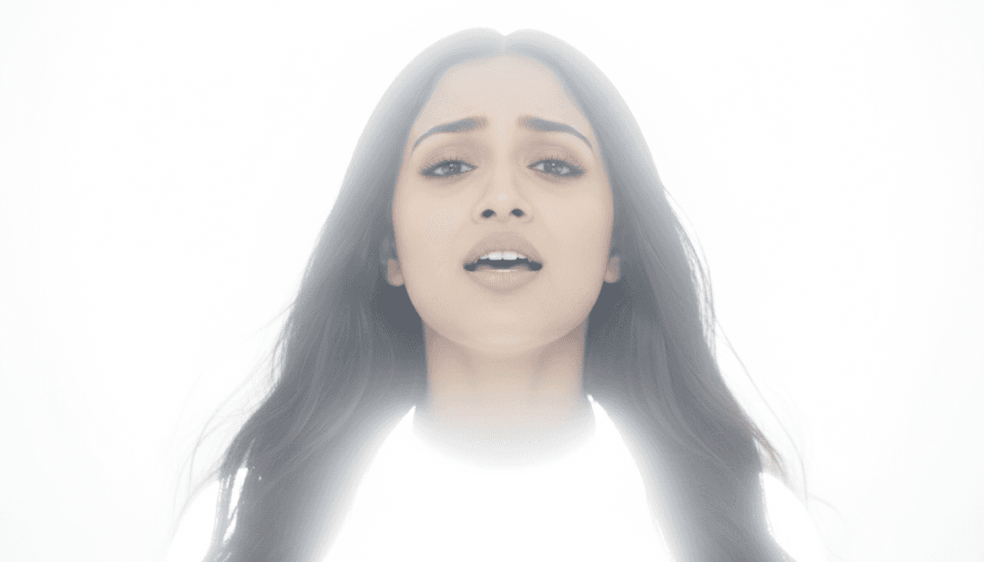 Utilisateur créant avec joie un générateur de vidéos paroles pour 'Silence - John Summit Remix' sur un ordinateur portable, avec l'interface freebeat.ai visible, présentant des sous-titres gratuits.