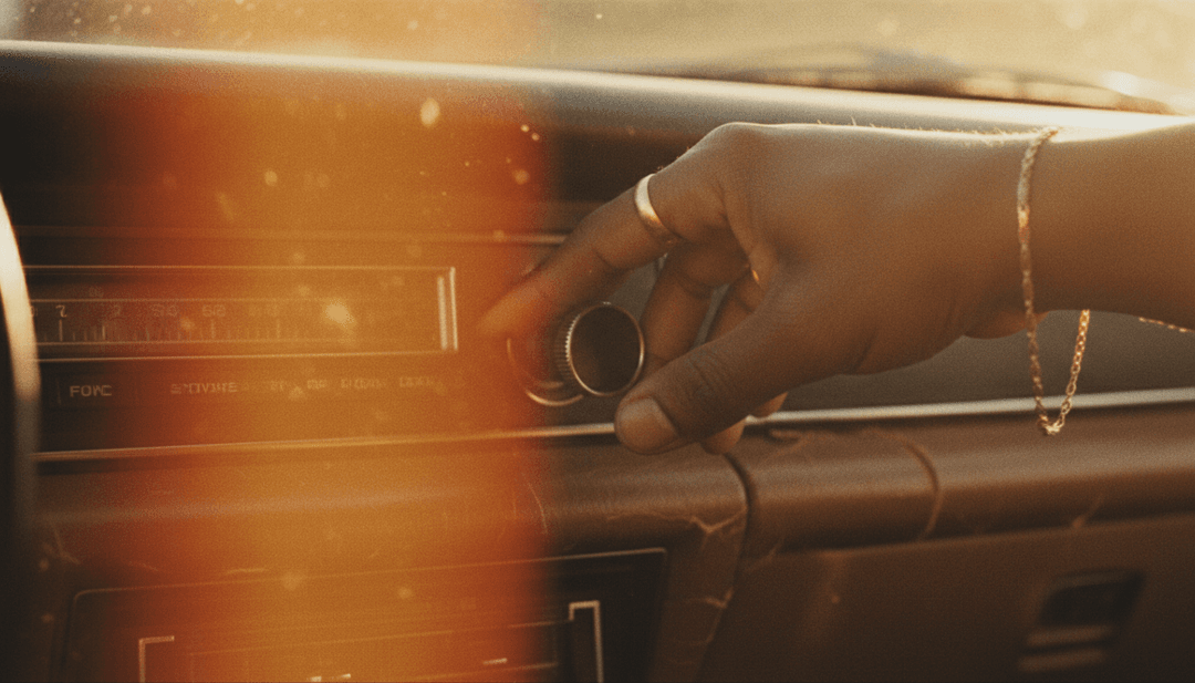 Um agente de IA analisando a forma de onda e os temas líricos de 'Born To Love Ya' de Gabry Ponte, Sean Paul e Natti Natasha, com ideias visuais vibrantes surgindo para um vídeo musical.