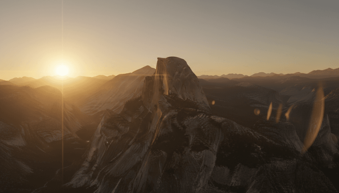 Immagini astratte che rappresentano i generi elettronico, house e techno, pulsanti con effetti VHS retrò e colori vivaci, interpretando 'VHS RAVE' di Tiësto e Swimming Paul.