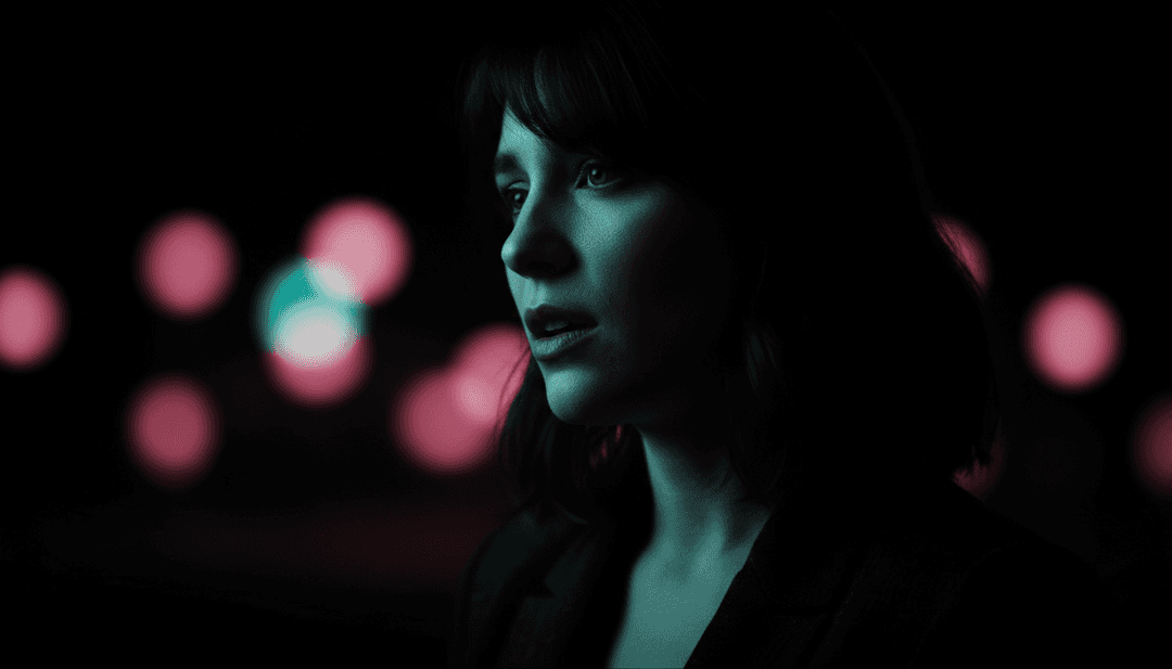 Un montage d'éléments visuels comme des néons clignotants, des paysages urbains sombres et des effets de glitch subtils, tous synchronisés à un rythme pop-trap.