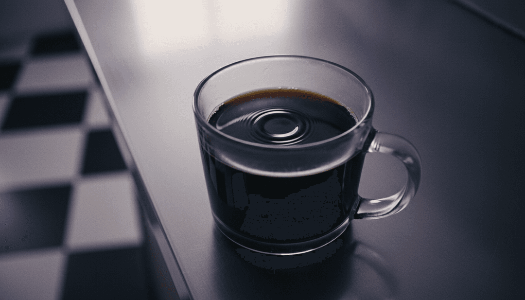 KI analysiert Schallwellen und Texte von Fleetwood Macs 'Dreams' und erstellt ein lebendiges Moodboard aus ätherischen Blues- und Classic-Rock-Bildern.