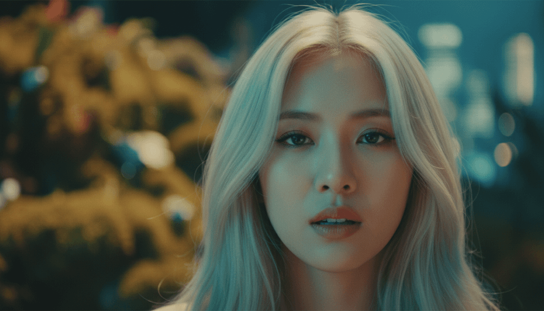 一部为 ROSÉ 的 'drinks or coffee' 制作的完整音乐视频显示在智能手机和笔记本电脑上，freebeat.ai 品牌标识突出