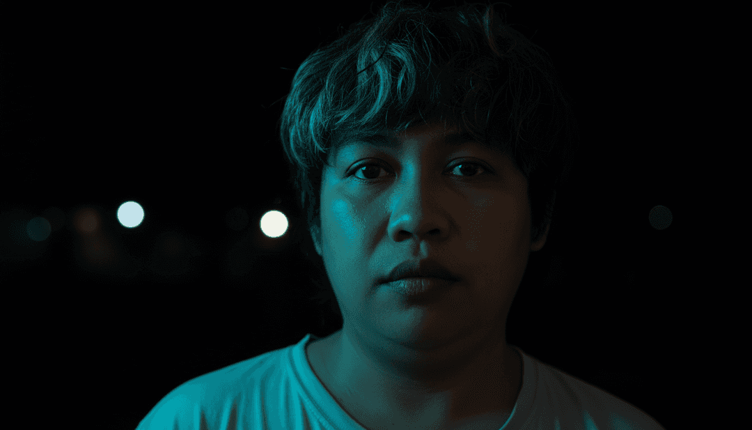 c (mp3cut.net).wav के संगीत नोट्स और बोल का दृश्य प्रतिनिधित्व, प्राकृतिक परिदृश्य और शहरी दृश्यों की विशेषता वाले गतिशील वीडियो दृश्यों में विकसित हो रहा है।