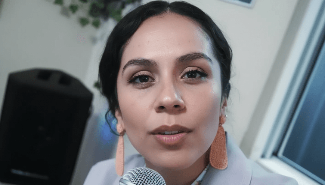 动态音乐视频片段,展示受摇滚吉他即兴演奏、乡村风景、流行鲜艳色彩和基督教象征启发,并与 Nunca Entendere Maqueta nueva (2).mp3 的节奏同步的场景。