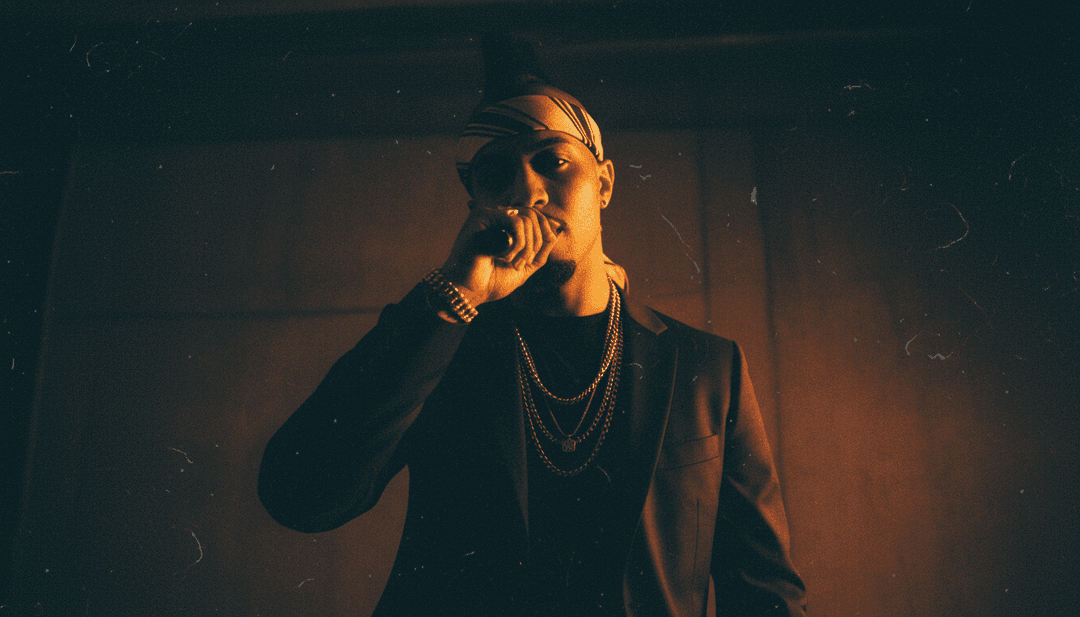 音波转化为动态都市街景的视觉表现,其中包含涂鸦、霹雳舞者和老式汽车,与 'Hip-hop anni 90' 的氛围相符。