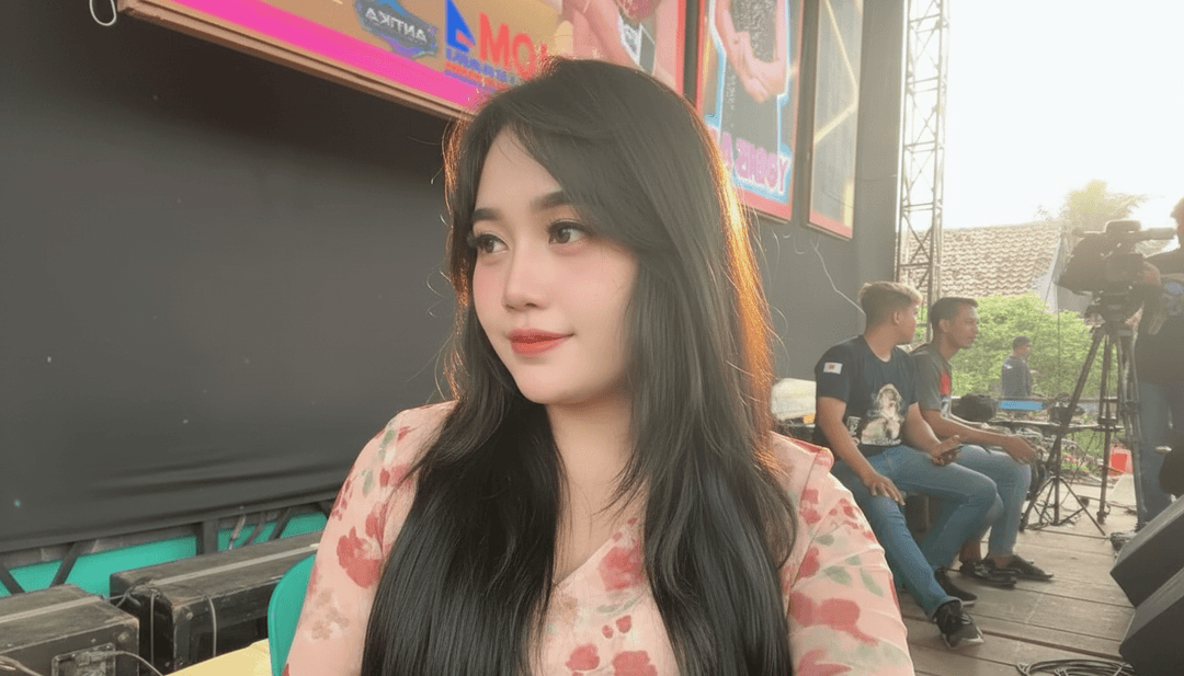 Visuais dinâmicos de dançarinos tradicionais indonésios, tecidos fluidos e padrões batik animados sincronizados com a música Dangdut.