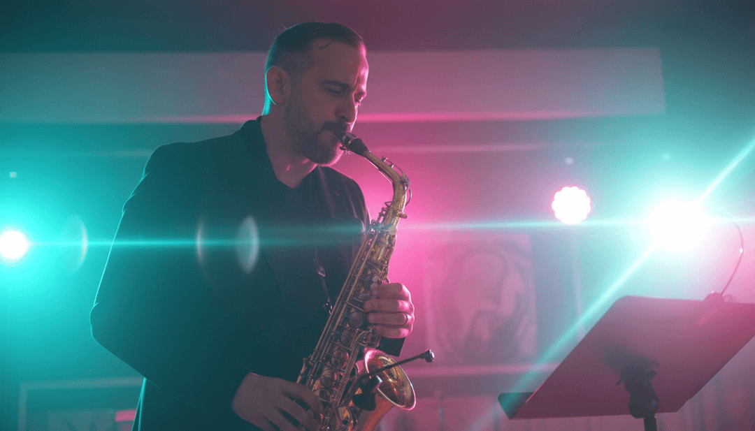 ध्वनि तरंगों का अमूर्त दृश्यावलोकन जीवंत, प्रवाहित एनीमेशन में बदल रहा है, जो जैज़, फंक और सोल संगीत की एआई व्याख्या का प्रतिनिधित्व करता है।